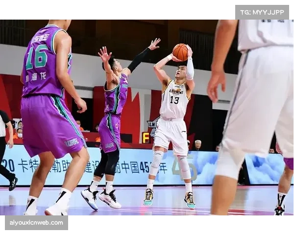 人物特写:一位以防守起家的老将,如何在后辈中传授他的防守直觉与技巧 人物特写:一位以防守起家的老将,如何在后辈中传授他的防守直觉与技巧